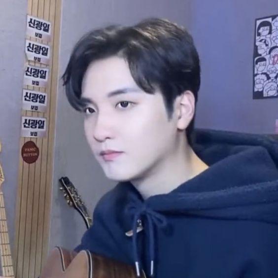 신광일 보컬로 들어갔는데 드럼 쳐보란 말에 옛날에 잠깐 쳐본 기억 살려서 뚝딱 해보더니 데뷔 성공한 천재북극곰돌이 그래서 보컬도 진짜 넘후좋음 진짜 북극곰처럼생김 주의 막내야