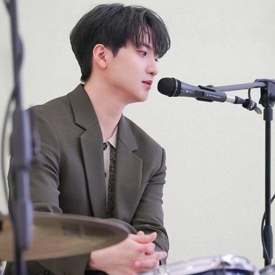 신광일 보컬로 들어갔는데 드럼 쳐보란 말에 옛날에 잠깐 쳐본 기억 살려서 뚝딱 해보더니 데뷔 성공한 천재북극곰돌이 그래서 보컬도 진짜 넘후좋음 진짜 북극곰처럼생김 주의 막내야