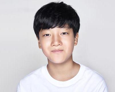 진짜 개잘함 유명한거나 주연 맡은건 가려진 시간 사도 있고 우는 연기 고함 치는거 빡친 연기 등등 디테일이 살아있음 진심 아역 중에 일케 잘하는 본듯
