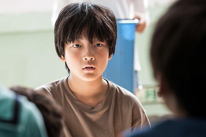 진짜 개잘함 유명한거나 주연 맡은건 가려진 시간 사도 있고 우는 연기 고함 치는거 빡친 연기 등등 디테일이 살아있음 진심 아역 중에 일케 잘하는 본듯