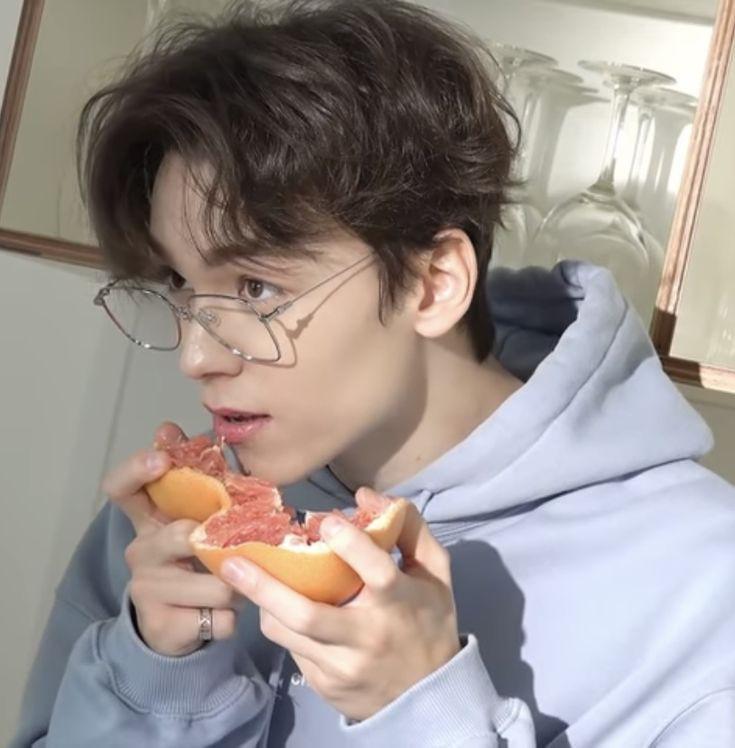 요즘 아이돌이라기엔 년차이긴 하지만 그래도 잘생긴 우리 세븐틴 보고