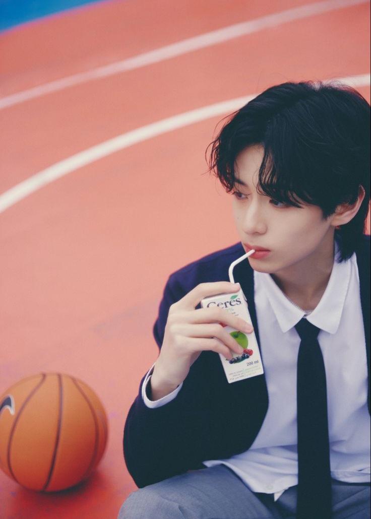 더윈드 노래방 TJ가 만든 그룹인데 노래가 진짜 좋음 오타쿠의 심장을 저격함 오늘 반가워 나의 첫사랑 나왓는데 들어보니까 없던 첫사랑 생긴 기분이더라 여기 장현준 군이 잘생겻더라