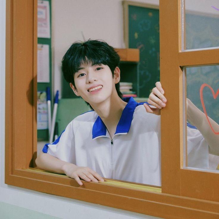 더윈드 노래방 TJ가 만든 그룹인데 노래가 진짜 좋음 오타쿠의 심장을 저격함 오늘 반가워 나의 첫사랑 나왓는데 들어보니까 없던 첫사랑 생긴 기분이더라 여기 장현준 군이 잘생겻더라