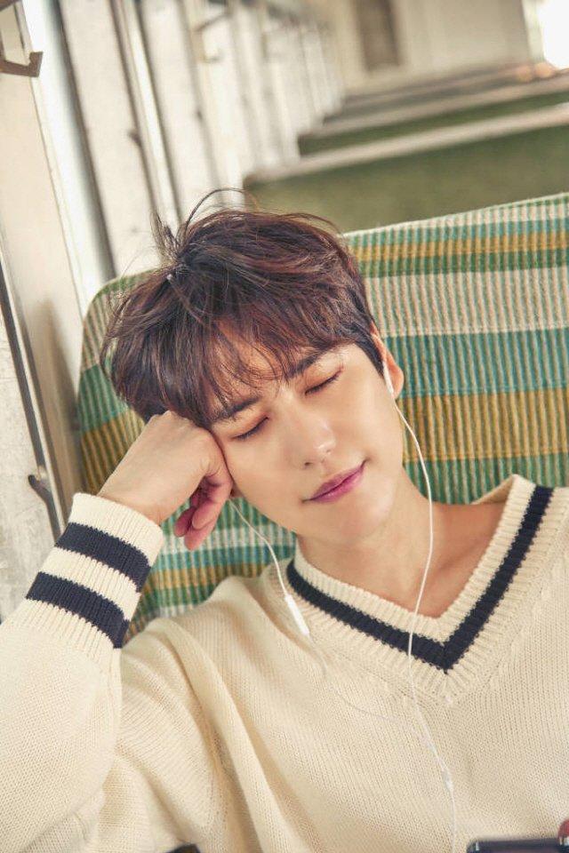 규현 조정뱅이일 때도 목소리 얼굴 발림 헿헿헿 하고 웃는 귀엽고 왕댕댕이 같은데 목소리도 좋고 완벽한 취향 손도 예쁘다는 진짜 사람을 미치게