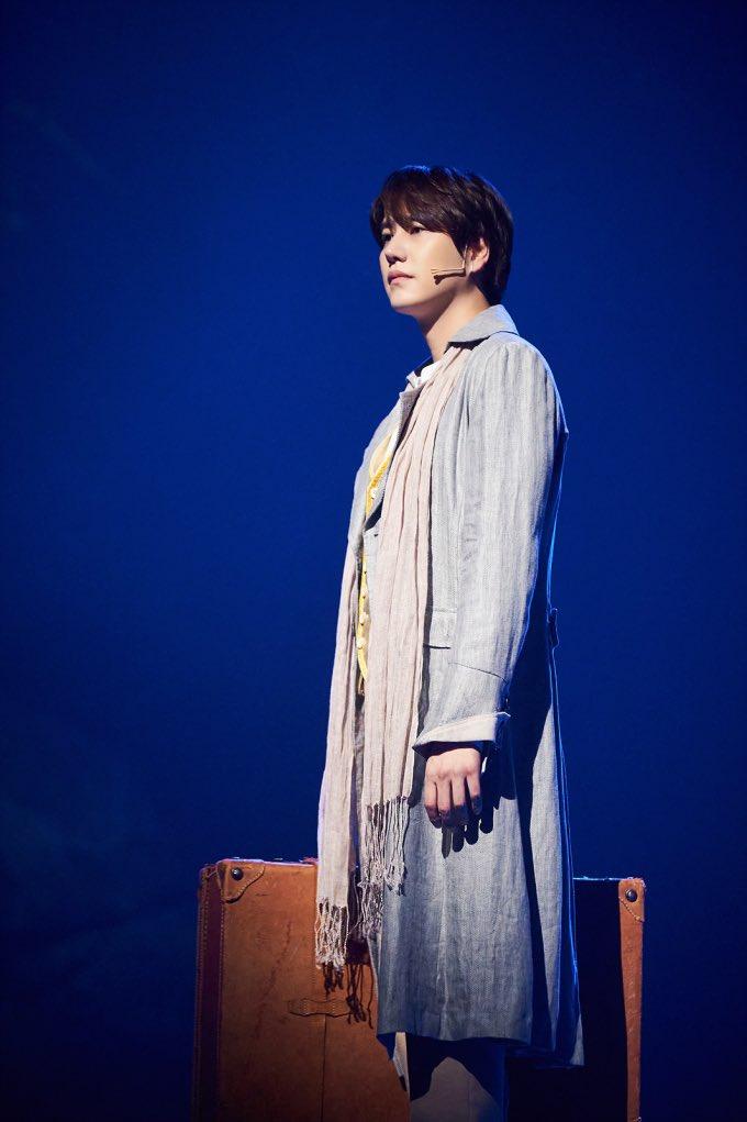 규현 조정뱅이일 때도 목소리 얼굴 발림 헿헿헿 하고 웃는 귀엽고 왕댕댕이 같은데 목소리도 좋고 완벽한 취향 손도 예쁘다는 진짜 사람을 미치게