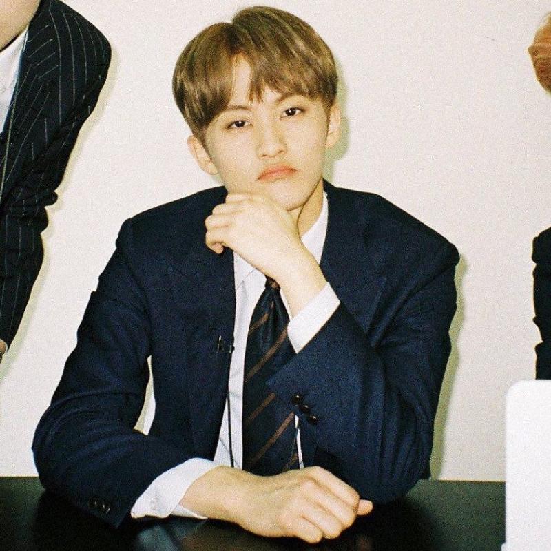 마크 본명 이민형 MARK 생년월일 특징 캐나다인 고등래퍼 출현했었다 엔시티 엔시티 드림 모두에 소속되어있으며 리액션이 크다 수박을 엄청좋아한다 천러의 아들이고 대갈이의 오빠이다