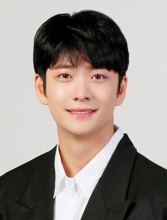 덮으면 귀엽고 까면 섹시함 연상 좋아하신다는데 내가 어려서 아쉽네