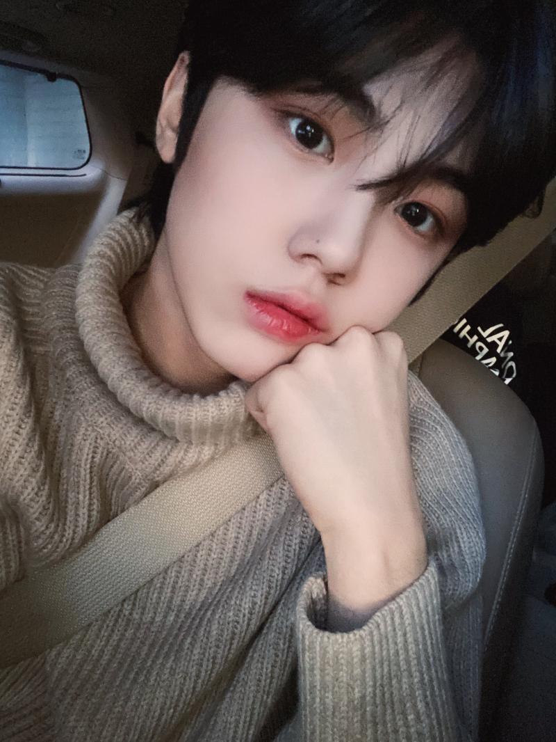 취향이 문제가 아니라 그대로 아름답지 않니 크래비티 성민 진짜 고움 내가 진짜 애니 고딩 남학생에게 무슨 여리여리한 얼굴 선에 백옥 같은 피부 초롱초롱한 눈망울 앵두 같은 입술