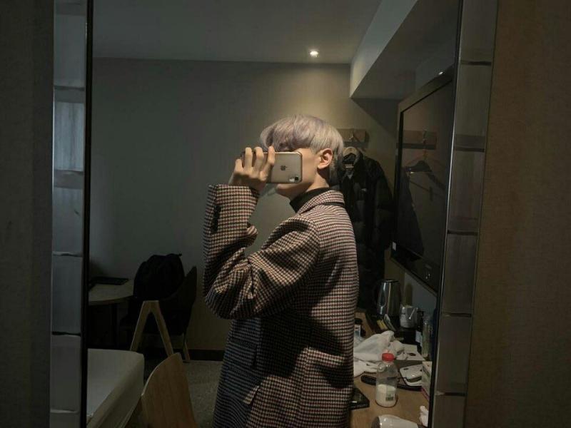 얼굴이 잘생겨서 아이돌형이 밴드 루시의 신예찬 소개합니다 일반인 시절 백발 회사원이었던 합격 사유 저런사람도일을잘할까 싶어서합격시켜줌 클래식은 길이 아닌 같다며 버스킹을 시작하게