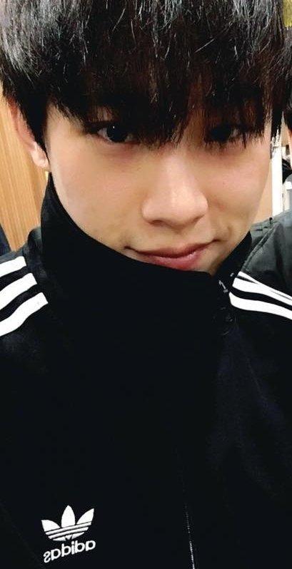 씨발 죽는다 진짜로 죽는다 진짜 배우를 좋아하는건지 아이돌을 좋아하는건지 아니 배우님 진짜 미싕년자 아니세요 싕인이라고 귀여움을 감당할수없어 라방켰을때 윙크해달라구요 아잉