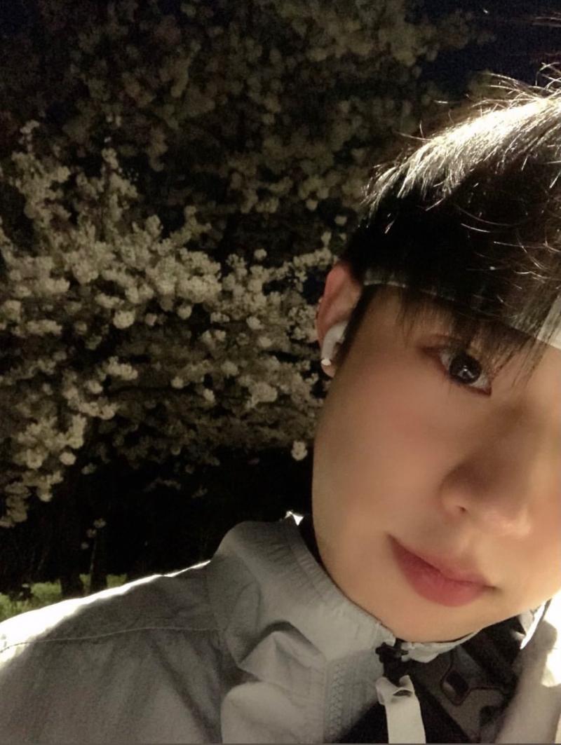 씨발 죽는다 진짜로 죽는다 진짜 배우를 좋아하는건지 아이돌을 좋아하는건지 아니 배우님 진짜 미싕년자 아니세요 싕인이라고 귀여움을 감당할수없어 라방켰을때 윙크해달라구요 아잉
