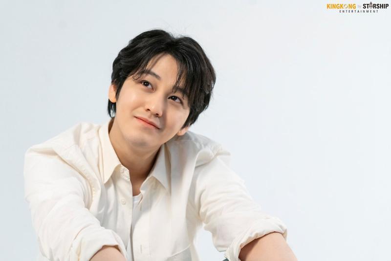아이돌은 아니지만 배우라도 아이돌 해도 괜찮을 비주얼이야 봐줘 김범 다른 사진들 많은데 보면 진짜 이뻐 이뻐 잘생긴 물론이구 그래도 양심에 찔려 아이돌 말하자면 세븐틴 정한 팬은