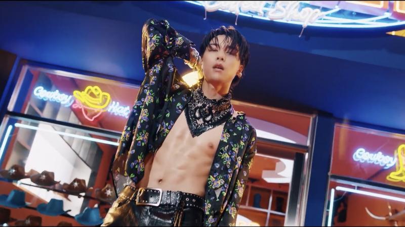 쟈니 본명 Johnny 서존전 생년월일 특징 cm의 키와 우월한 피지컬을 갖고있음 Work it 이라는 곡으로 활동할 머리가 어울려서 쟈프로디테 라는 별명이 있음 시카고 출신