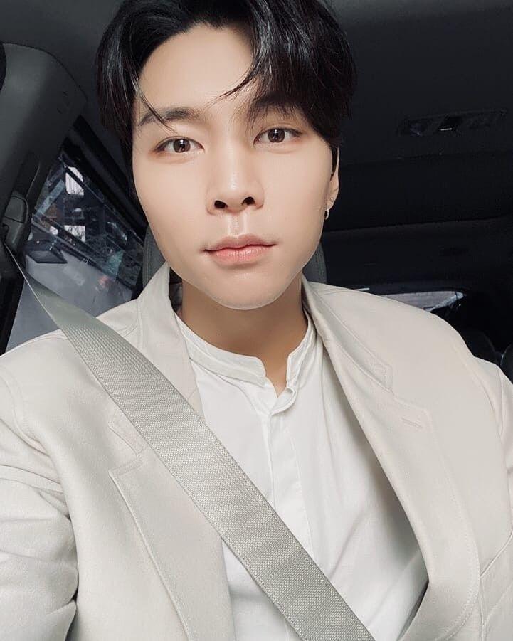 쟈니 본명 Johnny 서존전 생년월일 특징 cm의 키와 우월한 피지컬을 갖고있음 Work it 이라는 곡으로 활동할 머리가 어울려서 쟈프로디테 라는 별명이 있음 시카고 출신
