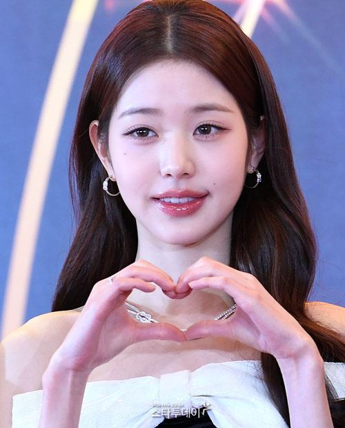 얼굴이 콩알만해서 그런가 이마 좁아보이는데 헤어라인도 예쁘고 중안부도 짧고 눈도 예쁘고 부럽다