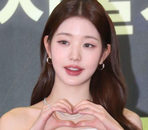 얼굴이 콩알만해서 그런가 이마 좁아보이는데 헤어라인도 예쁘고 중안부도 짧고 눈도 예쁘고 부럽다