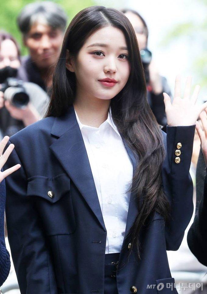 얼굴이 콩알만해서 그런가 이마 좁아보이는데 헤어라인도 예쁘고 중안부도 짧고 눈도 예쁘고 부럽다