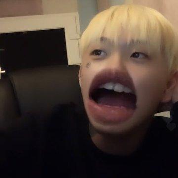 포카리아버님 할말은 너무 많은데 내가 스레딕 글자제한을 보고싶기도 한데 이미 첫짤에서 욕망이 분출돼서 이미 스홈세계관괴물돼벌임 내가 해야하는것 허성현 귀여운사진 추려서 올리기