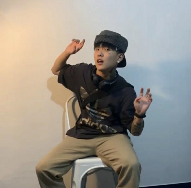 포카리아버님 할말은 너무 많은데 내가 스레딕 글자제한을 보고싶기도 한데 이미 첫짤에서 욕망이 분출돼서 이미 스홈세계관괴물돼벌임 내가 해야하는것 허성현 귀여운사진 추려서 올리기