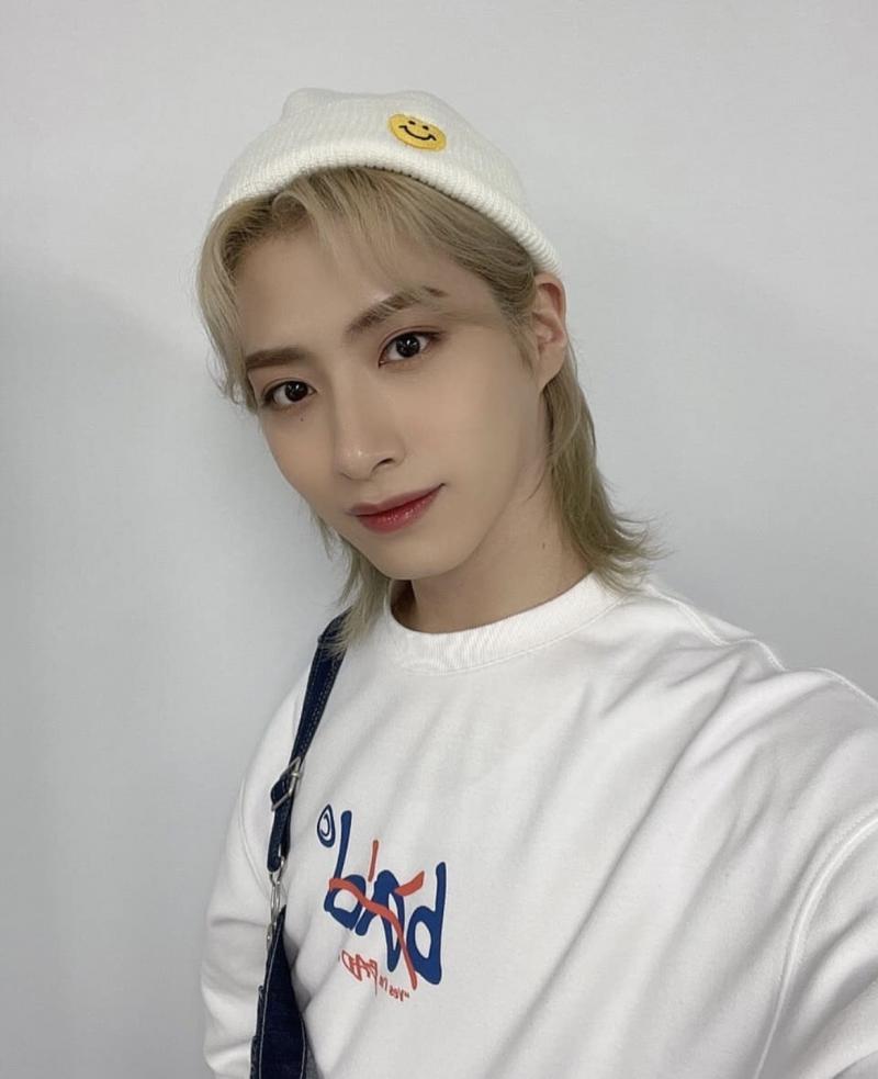 이쁜 하면 바로 생각나는 최애 원어스 시온이야 장발인데 최근에 흑발 하고 예뻐짐