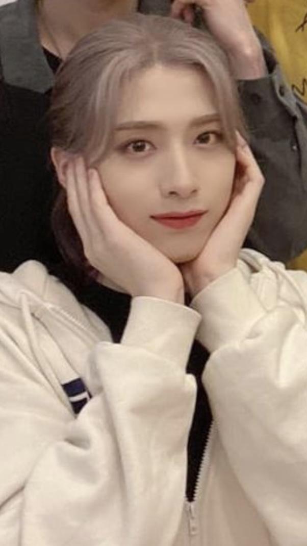 이쁜 하면 바로 생각나는 최애 원어스 시온이야 장발인데 최근에 흑발 하고 예뻐짐