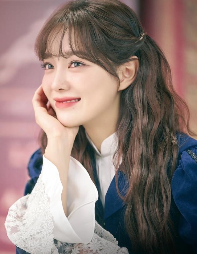 아니 여잔데 진짜 김세정님 너무 이상형이라 당황스러움 크고 예쁜 눈코입에 정색하면 세상 쟈갑지만 웃으면 주변 꽃밭으로 만들어버리고 극강의 e인데다가 싹싹한데 유머 있는 그런 사람