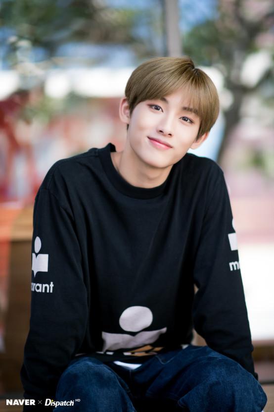 윈윈 본명 동스청 생년월일 특징 nct nct 멤버였으나 wayv의 멤버가 되어 이젠 활동을 하지 않는다 시절의 윈윈을 그리워 하는 사람들도 많다 Wayv 내에서 서브 보컬 서브