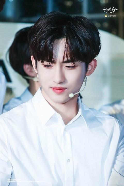 윈윈 본명 동스청 생년월일 특징 nct nct 멤버였으나 wayv의 멤버가 되어 이젠 활동을 하지 않는다 시절의 윈윈을 그리워 하는 사람들도 많다 Wayv 내에서 서브 보컬 서브