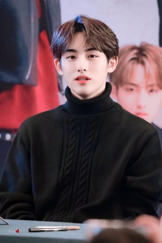 윈윈 본명 동스청 생년월일 특징 nct nct 멤버였으나 wayv의 멤버가 되어 이젠 활동을 하지 않는다 시절의 윈윈을 그리워 하는 사람들도 많다 Wayv 내에서 서브 보컬 서브