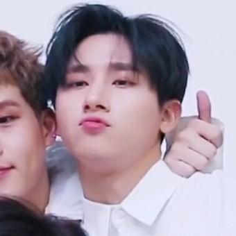 몬엑 아이엠 생긴건 앙큼가오고앵이면서 형들이랑 있을때는 앙큼발랄애옹이 되는거 존나 발리고 생긴것도 너무 취향임 멤버들이랑 있을때는 줌인데 다른 사람들이랑 있을때는 덩치 커지는것도