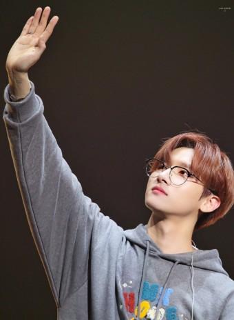 몬엑 아이엠 생긴건 앙큼가오고앵이면서 형들이랑 있을때는 앙큼발랄애옹이 되는거 존나 발리고 생긴것도 너무 취향임 멤버들이랑 있을때는 줌인데 다른 사람들이랑 있을때는 덩치 커지는것도