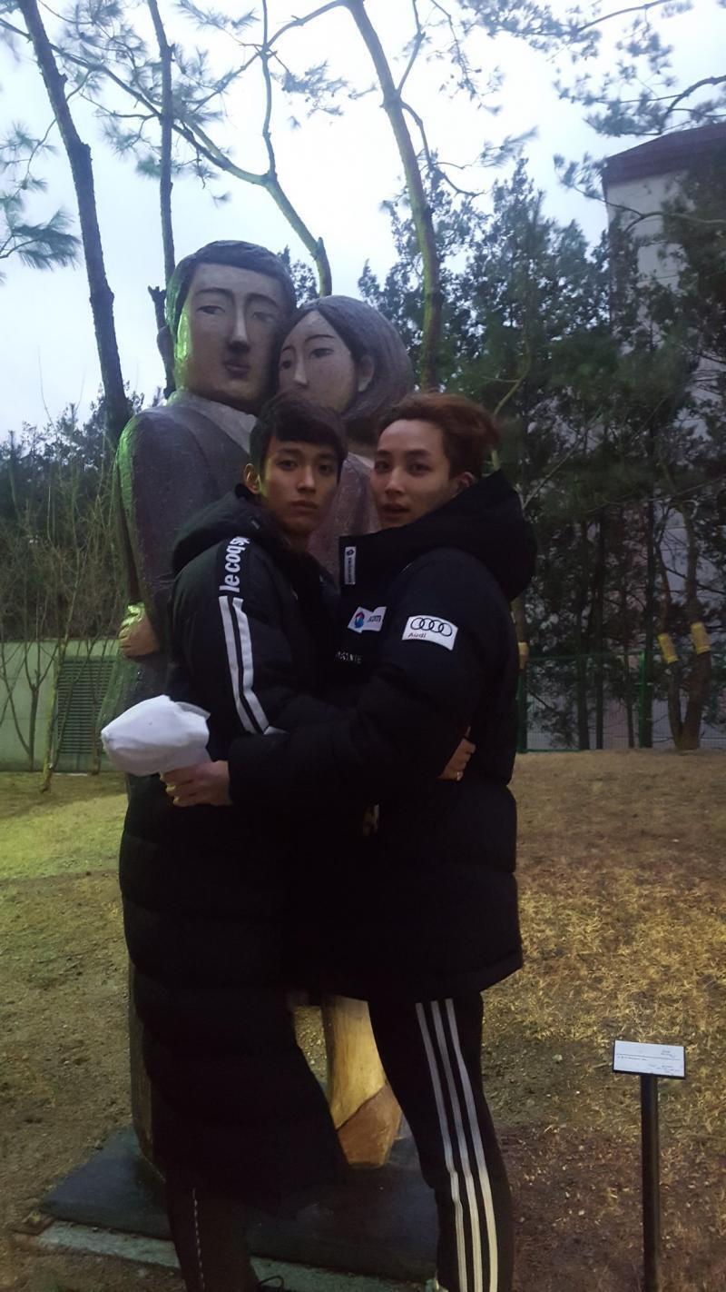 세븐틴 도겸 첫번째 사진에서 왼쪽에 있는 사람인데 조각상 앞에서도 꿀리지않는 T존과 코랄까