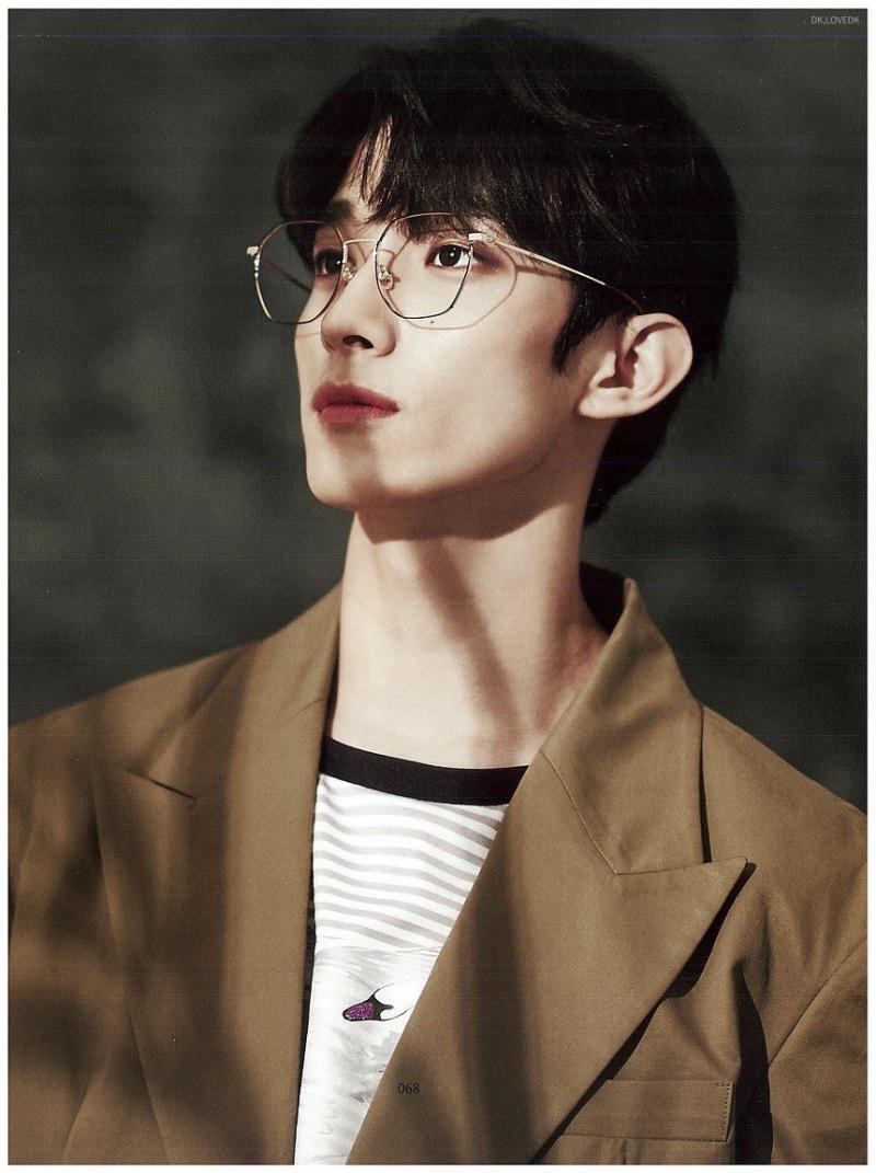 세븐틴 도겸 첫번째 사진에서 왼쪽에 있는 사람인데 조각상 앞에서도 꿀리지않는 T존과 코랄까
