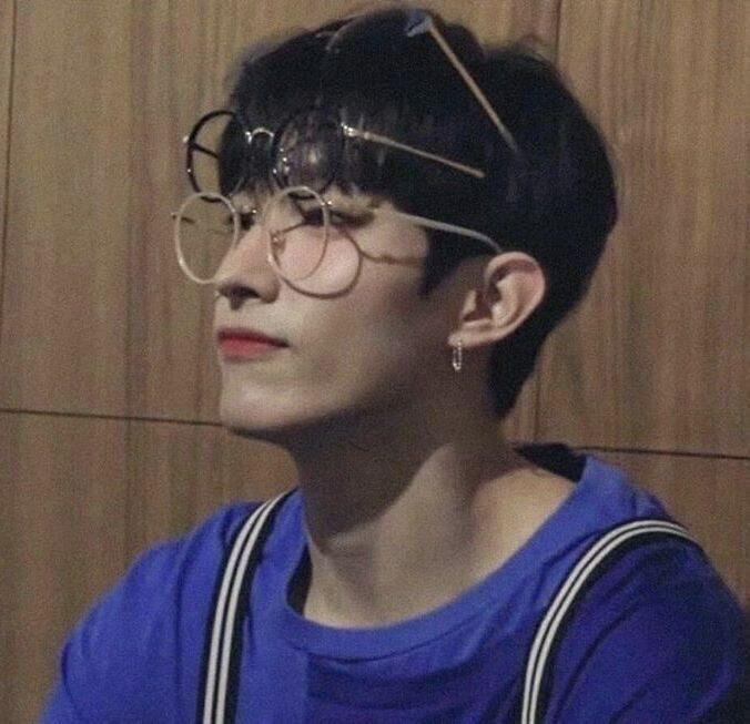 세븐틴 도겸 첫번째 사진에서 왼쪽에 있는 사람인데 조각상 앞에서도 꿀리지않는 T존과 코랄까