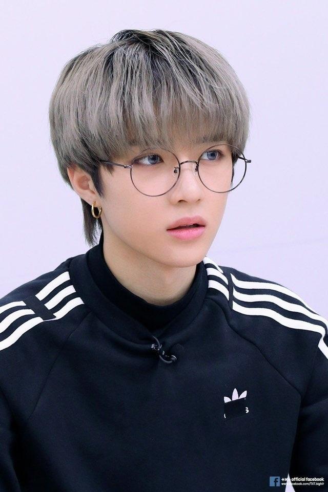 투바투 강태현 최범균데 얘네는 너무 이쁘게 생겨서 여자로 바꿔주는 어플 써봤더니 아예 여자로 인식 해버리더라