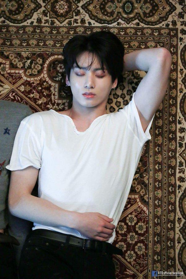 우리 막내 정국이도 예뻐 근육을 키우면서 몸이 귀엽지 않게 되어버렸지만 얼굴은 존예
