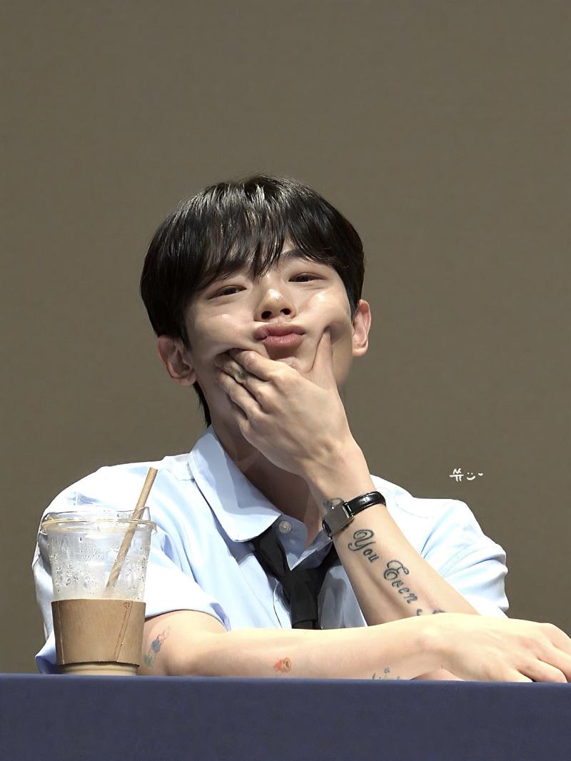 근데 뻥입니다 날티 있어요 청순강아지 얼굴의 팔을 자세히 보세요 쓰발 애교떠르미얼굴에 타투가 짜로 타투 별로 좋아하는데 아저씨는 이렇게 간지나게 했는지 모르겠다 내도 힘들다 내도