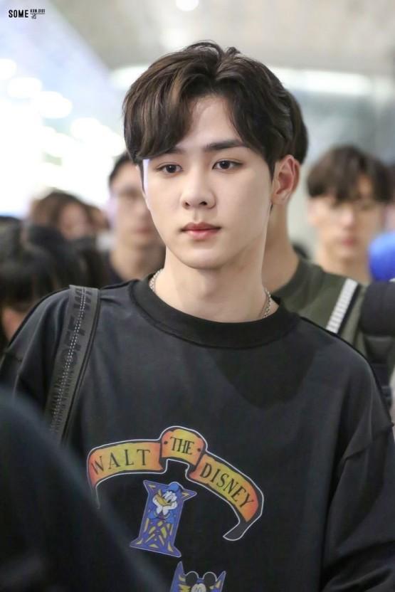 본명 치엔쿤 첸쿤 생년월일 특징 nct 데뷔해 이어서 데뷔한 wayv 리더이다 중국인이며 성격이 굉장히 순하고 착하며 내에서 군것질을 많이 하는 멤버로 몰린다 Wayv의 맏형이고
