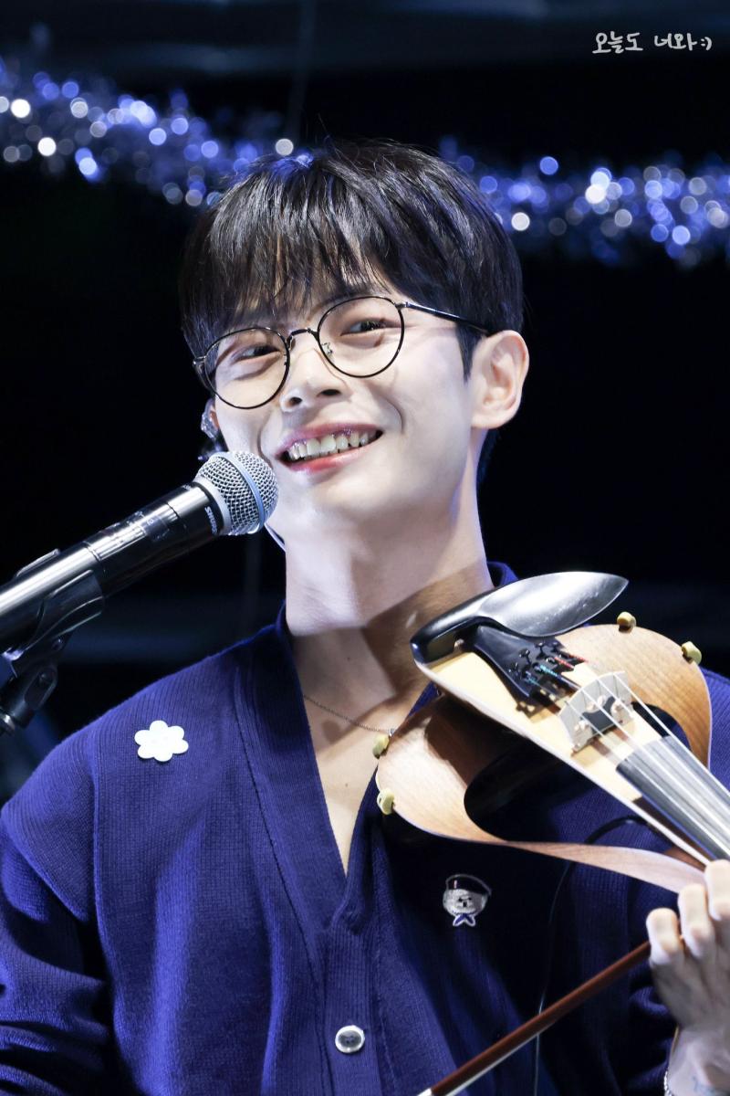 잼민아저씨의 갭차이가 정말 좋습니다 큐트도 되고요 다정단정어른도되고요 남자 어른 어른님 남자님 도됩니다