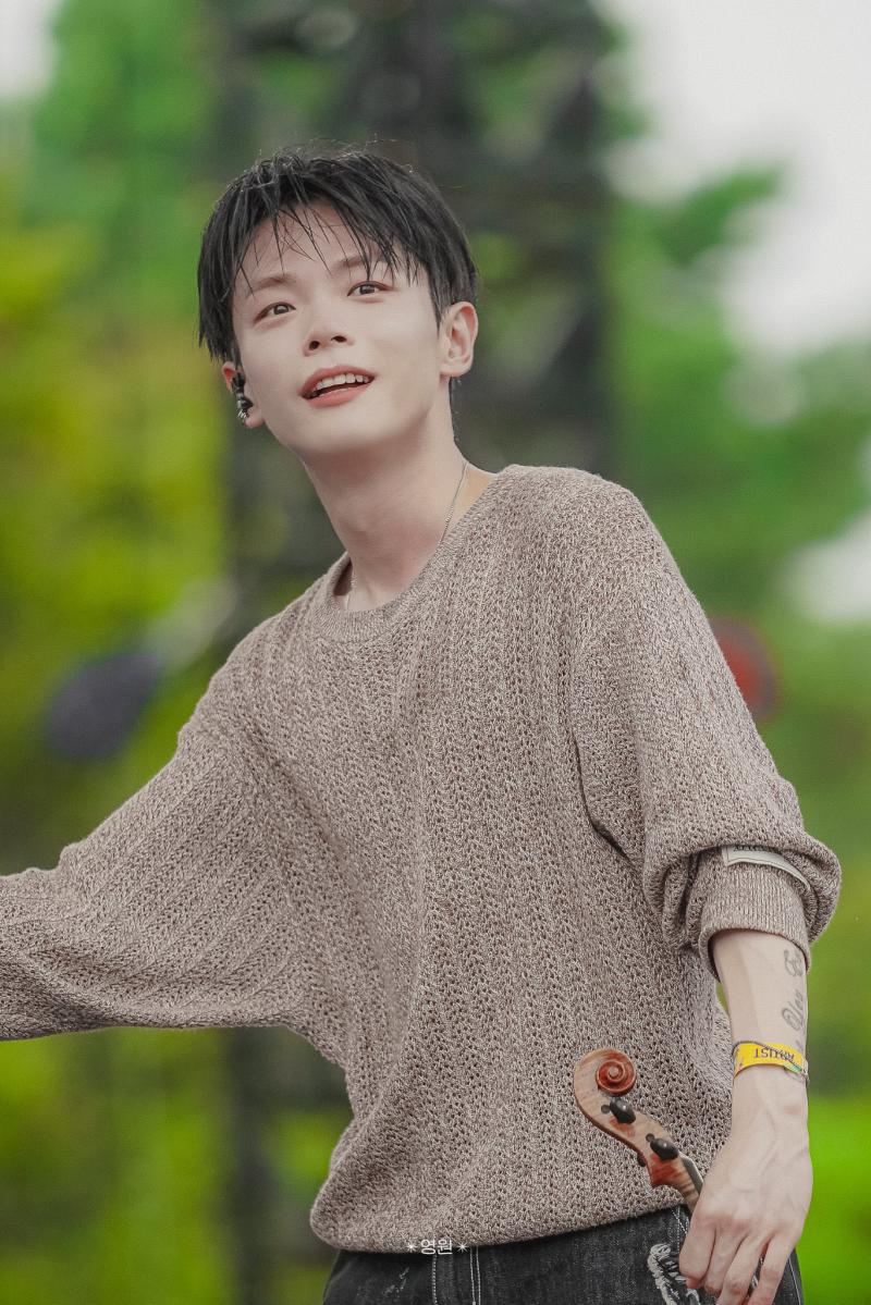잼민아저씨의 갭차이가 정말 좋습니다 큐트도 되고요 다정단정어른도되고요 남자 어른 어른님 남자님 도됩니다