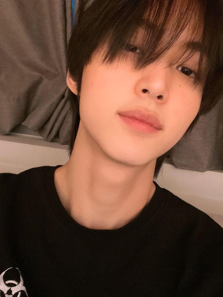 더뉴식스 내가 로투킹을 봣는데 더뉴식스 은휘가 잘하더라고 천준혁 군인가 그분도 노래 되게 잘하시더라 여기도 능력들이 좋은데 떴으면 좋겠다 우경준 군이랑 은휘 군이 잘생기셧음