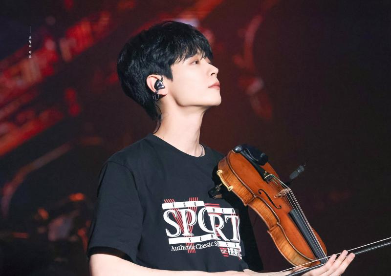 정말 잘생김강하띠 바이올리니스트인게 정말로 치임 정말로 클래식도 아니고 밴드에서 몇번이나 터져서 꿀타래 무한생성하시는 청춘과다 바이올리니스트이신게