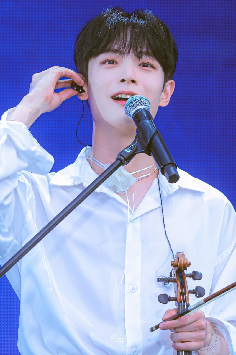 정말 잘생김강하띠 바이올리니스트인게 정말로 치임 정말로 클래식도 아니고 밴드에서 몇번이나 터져서 꿀타래 무한생성하시는 청춘과다 바이올리니스트이신게