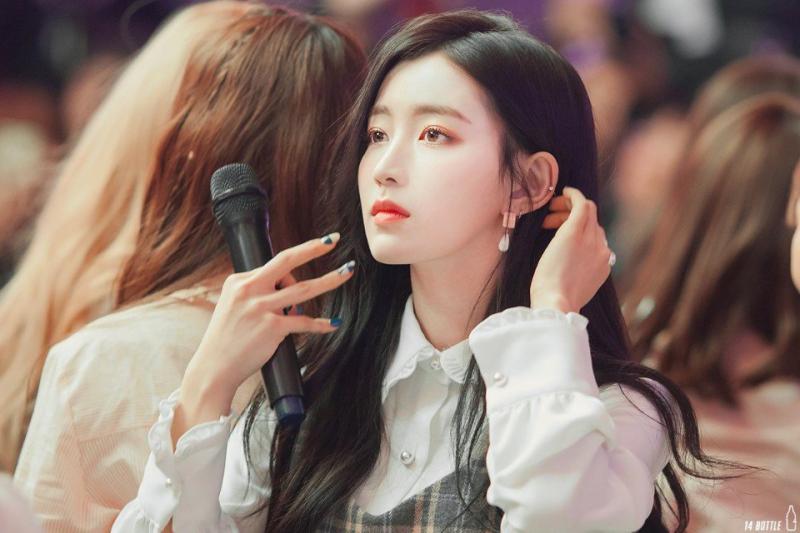 지금은 해체한 그룹이지만 구구단 하나 사진 처음 보고 소리 났어 두번째 사진 분은 보자마자 여지껏 여자 연예인 중에 제일 화려하게 생겼다고 생각했는데 이름을 모르겠다