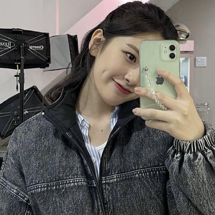 셀카 찍은거 진짜 너무 귀엽고 보조개 눌러보고 싶다