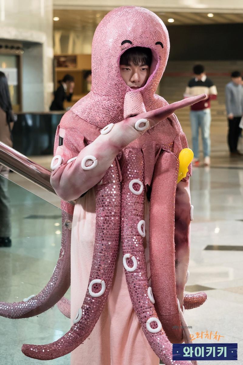 평범하게 문어옷 가자 그리고 외형이 외모도 말하는 거라면 갈색 머리 갈색 눈의 까칠해보이는 미인으로 할게 그러면 최소한 원빈이 거적데기 입은 것처럼 보이겠지