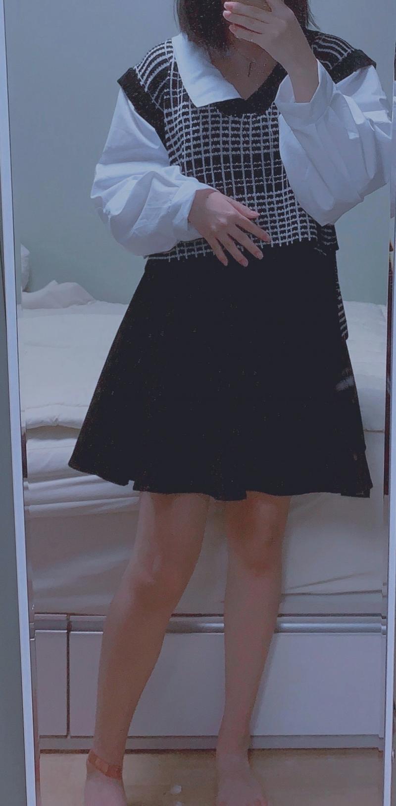 오랜만 오늘은 조금 독특하면서도 무난한 룩을 가져왔어 갠적으루 예뻐하는 룩인데 오늘 오랜만에 친구를 만나서 입었지롱