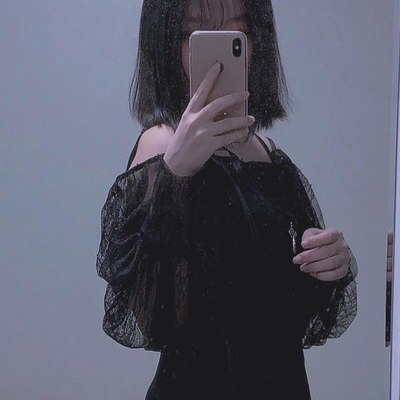 오랜만입니다 인코 이거 맞나 슬쩍 올려두고 가는 요즘 패션 고스룩 사진에는 안보이지만 초커도 있어 엄청 내취향이야