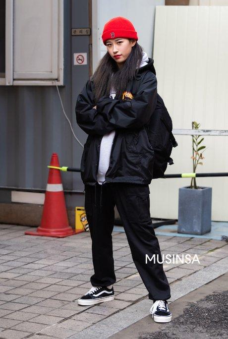 웅웅 오버핏 후드 조거팬츠나 통넓은 바지에다가 버킷햇이나 비니쓰는 그런거 말한거얌 개인적으로 번사진같은거 근데 내가 입으면 시험기간 고딩룩이더라고