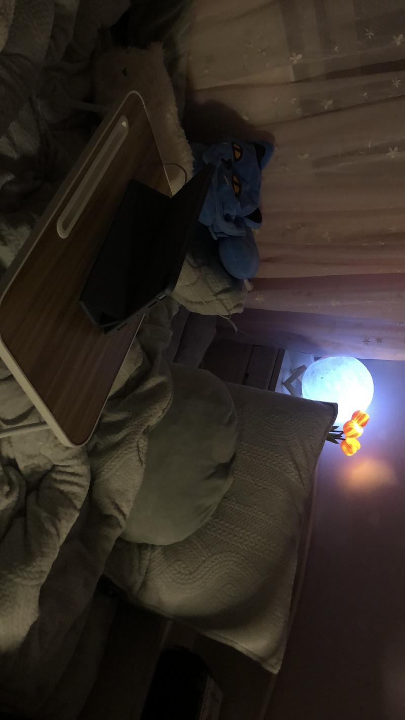 어때 실제는 노랑 노랑한 조명 켜고 무드등 거라 완전 로맨틱한 분위긴데 사진으로는 푸른 빛이 그래도 분위기 있지 않니 이제 보러간다
